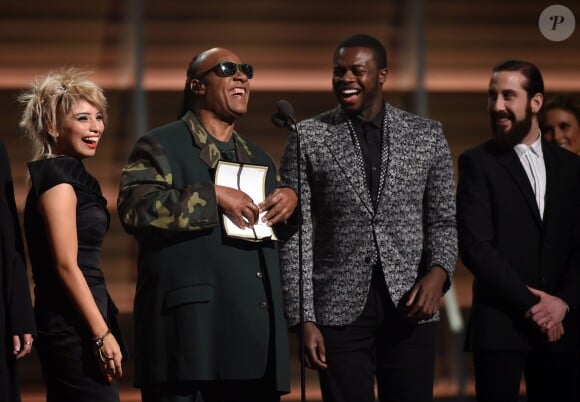 Stevie Wonder, entouré du groupe Pentatonix, a dévoilé le nom du vainqueur de la meilleure chanson de l'année, aux Grammy Awards, le 15 février 2016 au Staples Center de Los Angeles