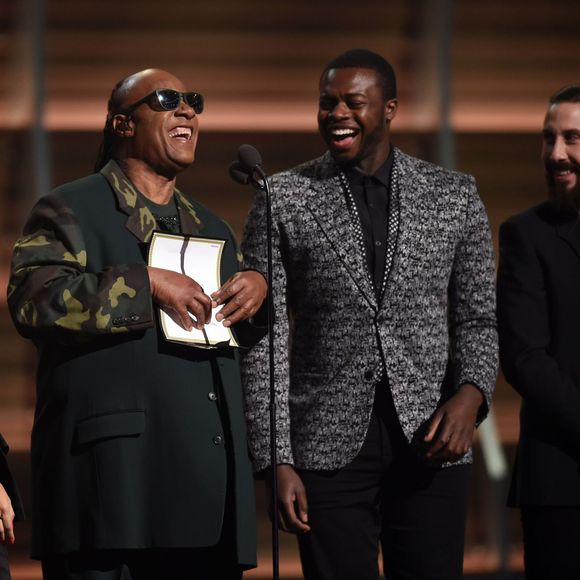 Stevie Wonder, entouré du groupe Pentatonix, a dévoilé le nom du vainqueur de la meilleure chanson de l'année, aux Grammy Awards, le 15 février 2016 au Staples Center de Los Angeles