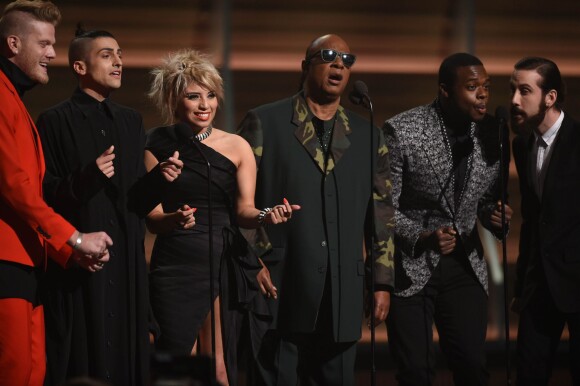 Stevie Wonder entouré du groupe Pentatonix était chargé de révéler le nom du vainqueur de la meilleure chanson de l'année, aux Grammy Awards, le 15 février 2016 au Staples Center de Los Angeles