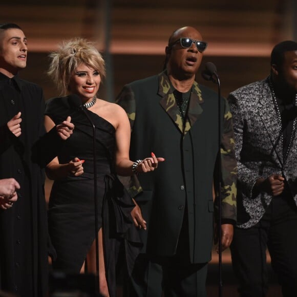 Stevie Wonder entouré du groupe Pentatonix était chargé de révéler le nom du vainqueur de la meilleure chanson de l'année, aux Grammy Awards, le 15 février 2016 au Staples Center de Los Angeles