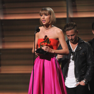 Taylor Swift sur la scène des Grammy Awards au Staples Center de Los Angeles, le 15 février 2016.