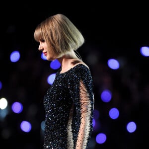 Taylor Swift sur la scène des Grammy Awards au Staples Center de Los Angeles, le 15 février 2016.