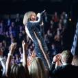 Taylor Swift sur la scène des Grammy Awards au Staples Center de Los Angeles, le 15 février 2016.