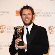 Duncan Jones avec son award du Meilleur premier film lors des Orange British Academy of Film Awards à l'Opéra de Londres en février 2010