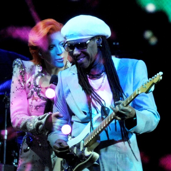 Lady Gaga en collaboration avec Intel et Nile Rodgers - Hommage à David Bowie à la 58e cérémonie des Grammy Awards à Los Angeles, le 15 février 2016.