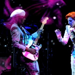 Lady Gaga en collaboration avec Intel et Nile Rodgers - Hommage à David Bowie à la 58e cérémonie des Grammy Awards à Los Angeles, le 15 février 2016.