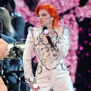 Lady Gaga en collaboration avec Intel et Nile Rodgers - Hommage à David Bowie à la 58e cérémonie des Grammy Awards à Los Angeles, le 15 février 2016.