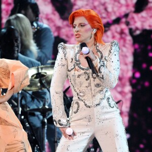 Lady Gaga en collaboration avec Intel et Nile Rodgers - Hommage à David Bowie à la 58e cérémonie des Grammy Awards à Los Angeles, le 15 février 2016.