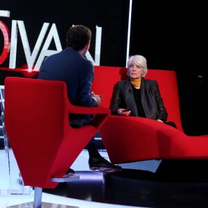 Exclusif - La chanteuse Françoise Hardy et Marc-Olivier Fogiel, lors de l'enregistrement de l'émission Le Divan, le 29 janvier 2016, pour une diffusion le mardi 16 février 2016 à 23h10 sur France 3.