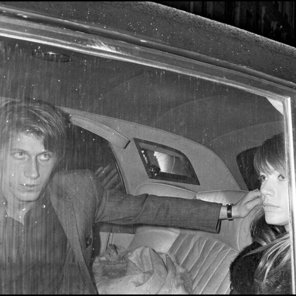 Archives - Jacques Dutronc et Françoise Hardy sortant de chez Castel.