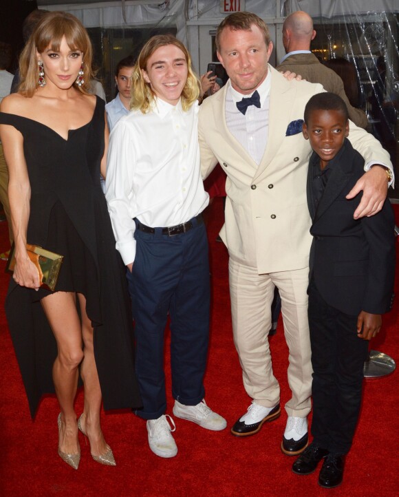 Guy Ritchie, ses enfants Rocco et David Banda et sa femme Jacqui Ainsley à l'avant-première du film "The Man From U.N.C.L.E." au Ziegfeld Theatre de New York, le 10 août 2015