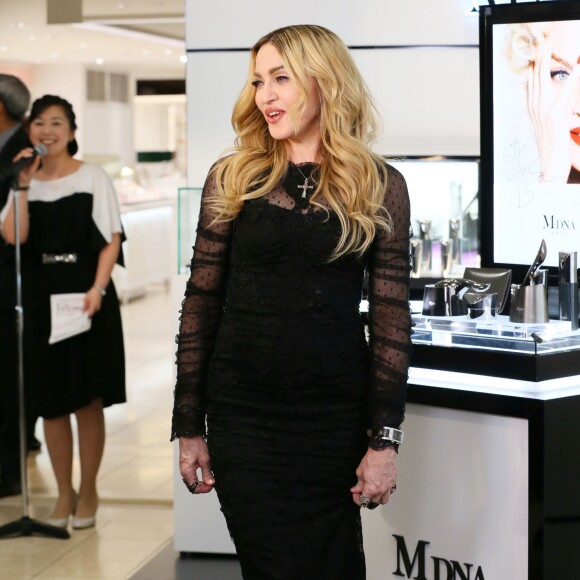 De passage au Japon, Madonna assure la promotion de sa ligne de cosmétiques MDNA Skin dans un grand magasin de Tokyo, le 15 février 2016.