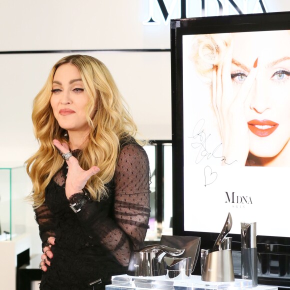 De passage au Japon, Madonna assure la promotion de sa ligne de cosmétiques MDNA Skin dans un grand magasin de Tokyo, le 15 février 2016.