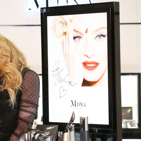 De passage au Japon, Madonna assure la promotion de sa ligne de cosmétiques MDNA Skin dans un grand magasin de Tokyo, le 15 février 2016.