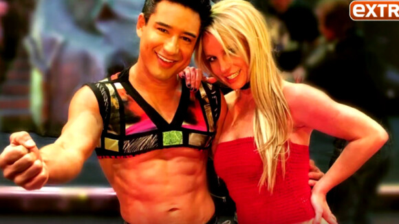 Pour les besoins de son émission sur Extra, Mario Lopez a imité un des numéros du spectacle de Britney Spears. Vidéo publiée sur Youtube, le 15 février 2016.