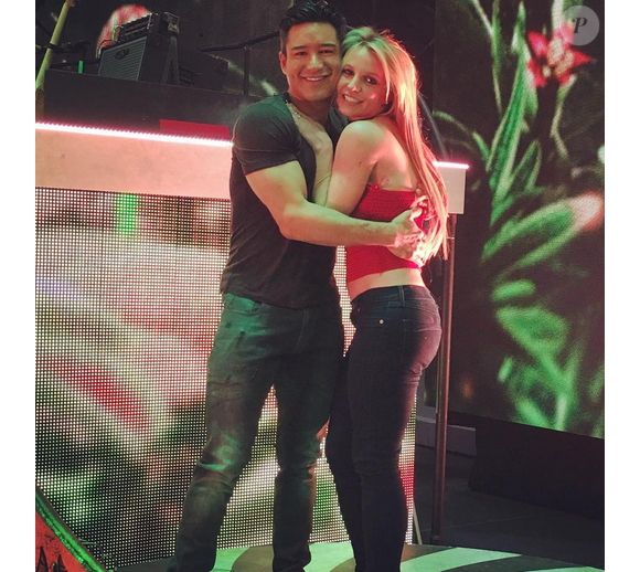 Mario Lopez retrouve Britney Spears dans les coulisses de son Piece Of Me Show et tente de reproduire l'un de ses numéros. Image extraite d'une vidéo publiée sur Youtube, le 15 février 2016.