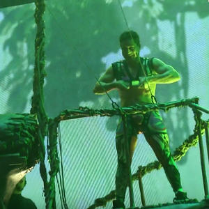 Mario Lopez retrouve Britney Spears dans les coulisses de son Piece Of Me Show et tente de reproduire l'un de ses numéros. Image extraite d'une vidéo publiée sur Youtube, le 15 février 2016.