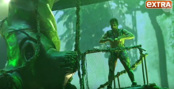 Mario Lopez retrouve Britney Spears dans les coulisses de son Piece Of Me Show et tente de reproduire l'un de ses numéros. Image extraite d'une vidéo publiée sur Youtube, le 15 février 2016.