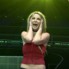 Mario Lopez retrouve Britney Spears dans les coulisses de son Piece Of Me Show et tente de reproduire l'un de ses numéros. Image extraite d'une vidéo publiée sur Youtube, le 15 février 2016.