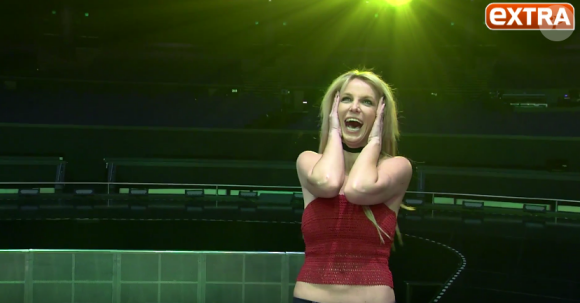 Mario Lopez retrouve Britney Spears dans les coulisses de son Piece Of Me Show et tente de reproduire l'un de ses numéros. Image extraite d'une vidéo publiée sur Youtube, le 15 février 2016.
