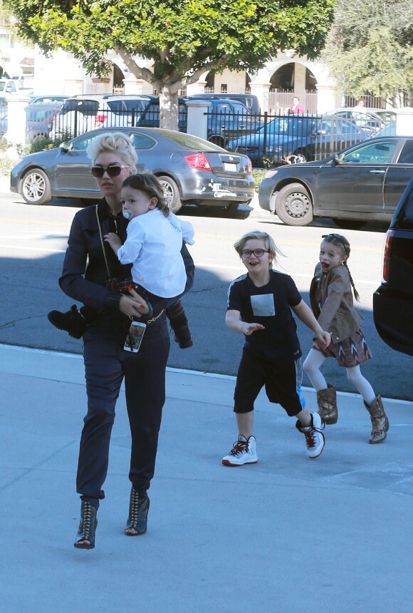 Gwen Stefani emmène ses fils Kingston, Zuma et Apollo à l'église dans le quartier de North Hollywood, le 7 février 2016