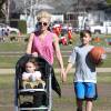 Gwen Stefani assiste au match de basket de son fils Zuma avec son fils Apollo alors que son compagnon Blake Shelton attend dans la voiture à Studio City le 6 février 2016.