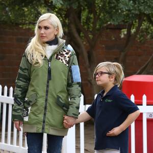 Exclusif - Gwen Stefani se promène avec ses enfants Zuma et Apollo à Los Angeles, le 27 janvier 2016.