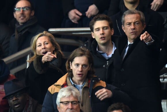 Claire Chazal, supportrice enthousiaste avec son fils François Poivre d'Arvor lors du match de Ligue des Champions le Paris Saint-Germain et Chelsea au Parc des Princes, à Paris le 17 février 2015