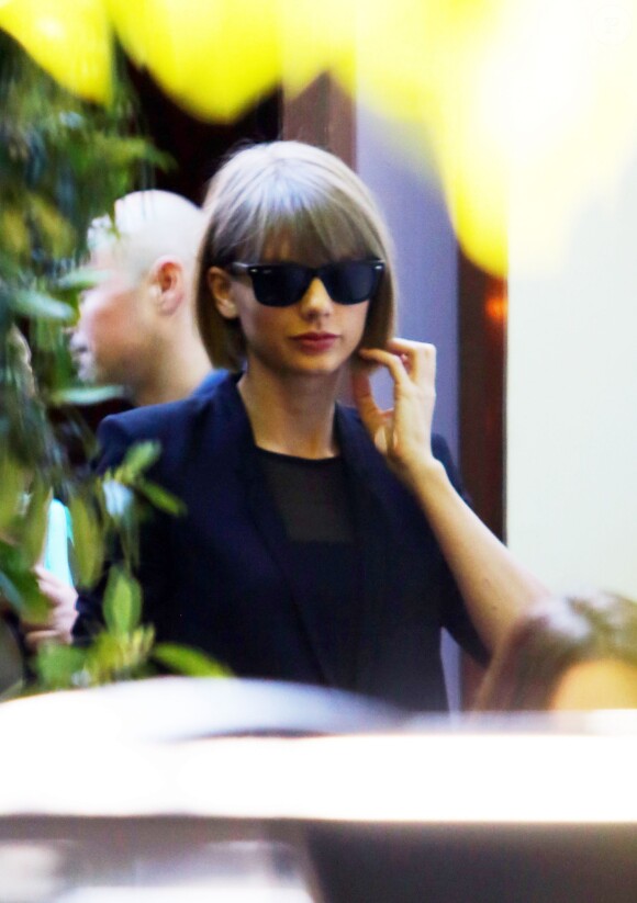 Taylor Swift déjeune avec ses parents au restaurant Cecconi de Los Angeles le 16 février 2016. Taylor Swift is spotted having lunch with her parents at Cecconi's in West Hollywood on February 16, 2016. Taylor won a Grammy last night for Album of the Year. She gave an acceptance speech that indirectly referenced Kanye West's insulting lyrics about her.16/02/2016 - Los Angeles