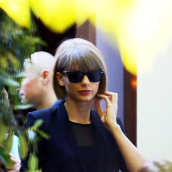 Taylor Swift déjeune avec ses parents au restaurant Cecconi de Los Angeles le 16 février 2016. Taylor Swift is spotted having lunch with her parents at Cecconi's in West Hollywood on February 16, 2016. Taylor won a Grammy last night for Album of the Year. She gave an acceptance speech that indirectly referenced Kanye West's insulting lyrics about her.16/02/2016 - Los Angeles