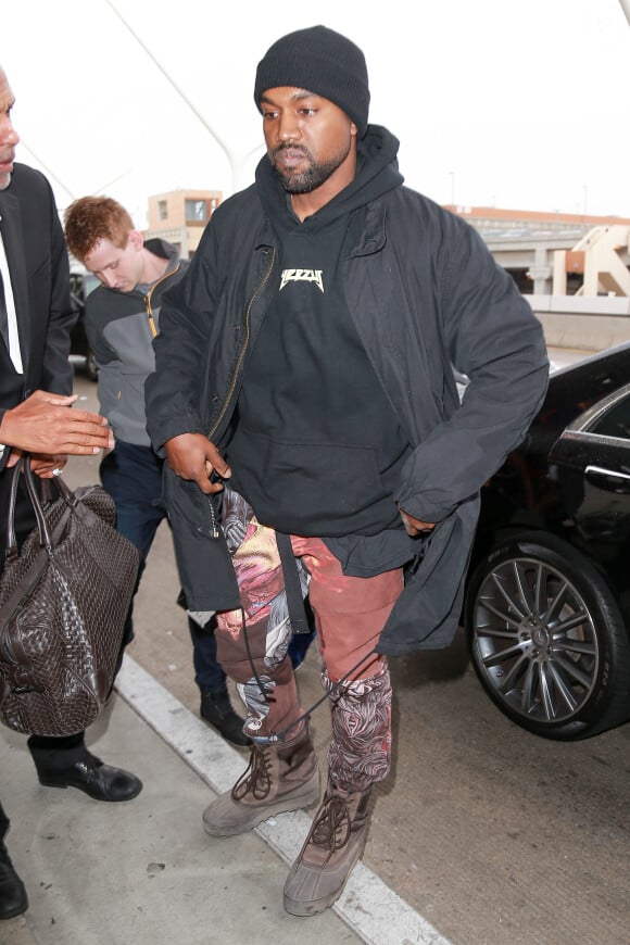 Kanye West arrive à l'aéroport de LAX à Los Angeles pour prendre l'avion, le 17 février 2016