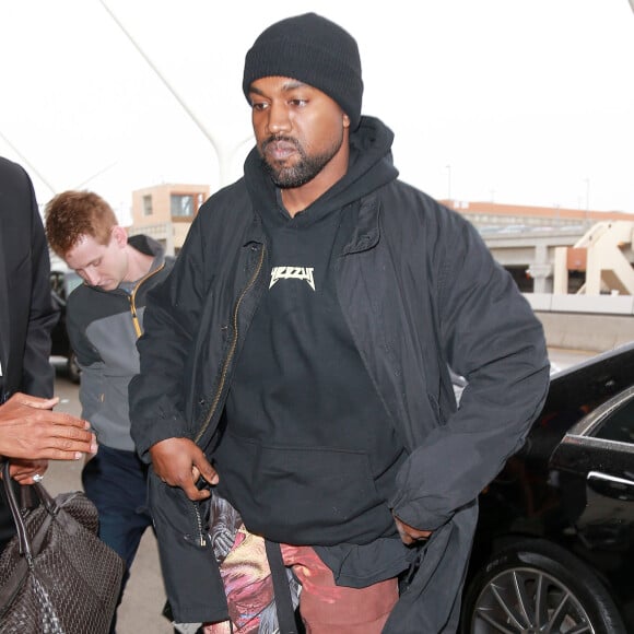 Kanye West arrive à l'aéroport de LAX à Los Angeles pour prendre l'avion, le 17 février 2016