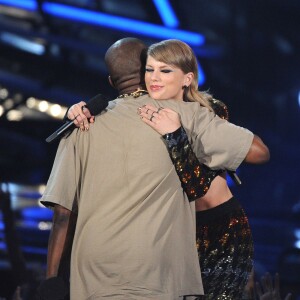 Kanye West reçoit un prix des mains de Taylor Swift lors des MTV Video Music Awards à Los Angeles, le 30 oaût 2015