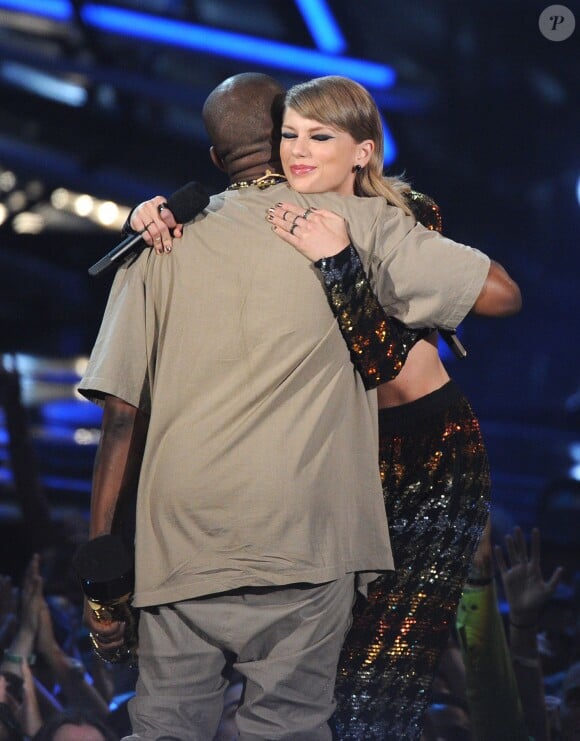 Kanye West reçoit un prix des mains de Taylor Swift lors des MTV Video Music Awards à Los Angeles, le 30 oaût 2015