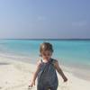 La princesse Léonore de Suède, fille de la princesse Madeleine de Suède et Christopher O'Neill, se promène sur la plage lors de vacances en famille aux Maldives en janvier 2016. Photo Facebook princesse Madeleine.