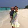 La princesse Léonore de Suède dans les bras de sa maman la princesse Madeleine de Suède sur une plage des Maldives lors de vacances en famille en janvier 2016. Photo Facebook princesse Madeleine.