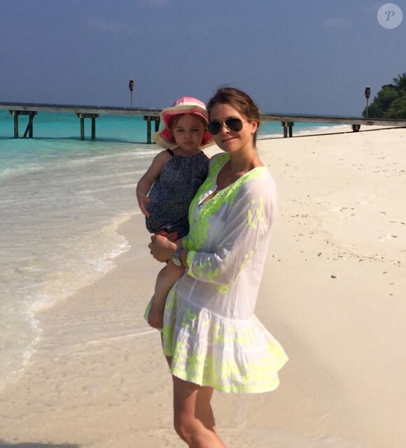 La princesse Léonore de Suède dans les bras de sa maman la princesse Madeleine de Suède sur une plage des Maldives lors de vacances en famille en janvier 2016. Photo Facebook princesse Madeleine.
