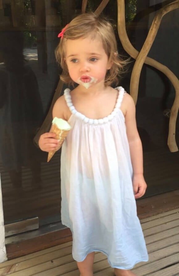 La princesse Léonore de Suède, fille de la princesse Madeleine de Suède et Christopher O'Neill, déguste une glace lors de vacances en famille aux Maldives en janvier 2016. Photo Facebook princesse Madeleine.