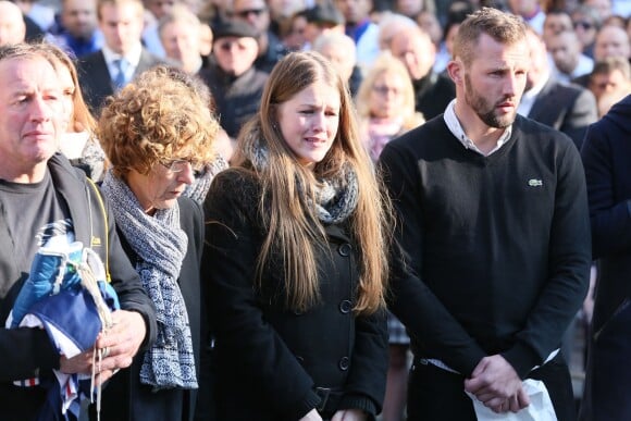 La famille d'Alexis Vastine - son père Alain, sa mère Sylvie, son frère Adriani - lors de ses obsèques en l'église Saint Ouen à Pont-Audemer le 25 mars 2015.