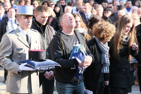 La famille d'Alexis Vastine - son père Alain, sa mère Sylvie - lors de ses obsèques en l'église Saint Ouen à Pont-Audemer le 25 mars 2015.
