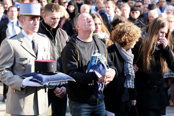 La famille d'Alexis Vastine - son père Alain, sa mère Sylvie - lors de ses obsèques en l'église Saint Ouen à Pont-Audemer le 25 mars 2015.