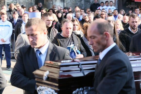 La famille d'Alexis Vastine - son père Alain et son frère Adriani - lors de ses obsèques en l'église Saint Ouen à Pont-Audemer le 25 mars 2015.