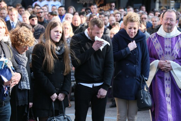 La famille d'Alexis Vastine - son père Alain, sa mère Sylvie, son frère Adriani et sa soeur Cindy - lors de ses obsèques en l'église Saint Ouen à Pont-Audemer le 25 mars 2015.