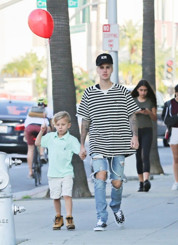 Exclusif - Prix Spécial - Justin Bieber se rend avec son petit frère Jaxon dans un salon de coiffure à Beberly Hills le 13 février 2016.  Exclusive - Please Hide Children's Face Prior To The Publication - For Germany Call For Price - Singer Justin Bieber was spotted heading to a hair salon in Beverly Hills, California. Justin brought along his brother, Jaxon Bieber. Jaxon held a red balloon in one hand and Justin's in the other, on February 13, 2016.13/02/2016 - 