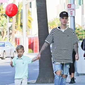 Exclusif - Prix Spécial - Justin Bieber se rend avec son petit frère Jaxon dans un salon de coiffure à Beberly Hills le 13 février 2016.  Exclusive - Please Hide Children's Face Prior To The Publication - For Germany Call For Price - Singer Justin Bieber was spotted heading to a hair salon in Beverly Hills, California. Justin brought along his brother, Jaxon Bieber. Jaxon held a red balloon in one hand and Justin's in the other, on February 13, 2016.13/02/2016 - 