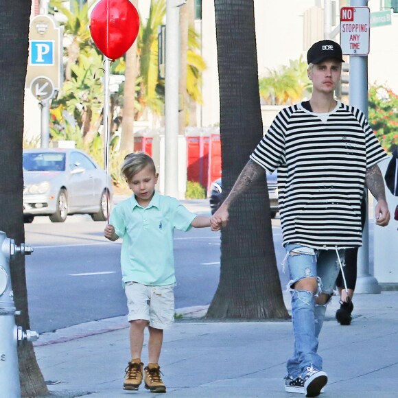 Exclusif - Prix Spécial - Justin Bieber se rend avec son petit frère Jaxon dans un salon de coiffure à Beberly Hills le 13 février 2016.  Exclusive - Please Hide Children's Face Prior To The Publication - For Germany Call For Price - Singer Justin Bieber was spotted heading to a hair salon in Beverly Hills, California. Justin brought along his brother, Jaxon Bieber. Jaxon held a red balloon in one hand and Justin's in the other, on February 13, 2016.13/02/2016 - 