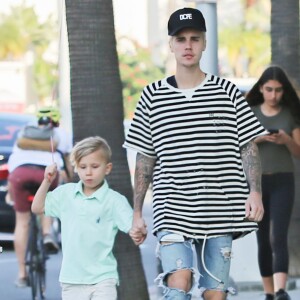 Exclusif - Prix Spécial - Justin Bieber se rend avec son petit frère Jaxon dans un salon de coiffure à Beberly Hills le 13 février 2016.  Exclusive - Please Hide Children's Face Prior To The Publication - For Germany Call For Price - Singer Justin Bieber was spotted heading to a hair salon in Beverly Hills, California. Justin brought along his brother, Jaxon Bieber. Jaxon held a red balloon in one hand and Justin's in the other, on February 13, 2016.13/02/2016 - 