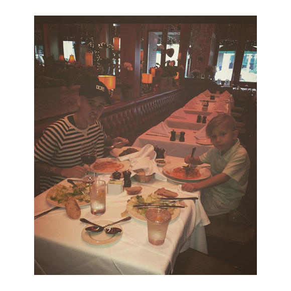 Justin Bieber a publié une photo au restaurant avec son petit frère Jaxon sur sa page Instagram, le 15 février 2016.