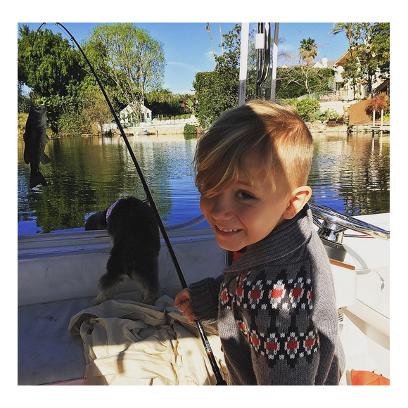 Justin Bieber a publié une photo à la pêche avec son petit frère Jaxon sur sa page Instagram, le 14 février 2016.