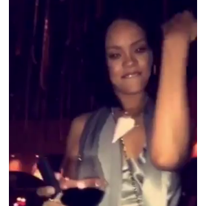 Rihanna est parfaitement remise de sa bronchite. Juste à temps pour fêter son 28e anniversaire. Image extraite d'une vidéo publiée sur Snapchat, le 21 février 2016.